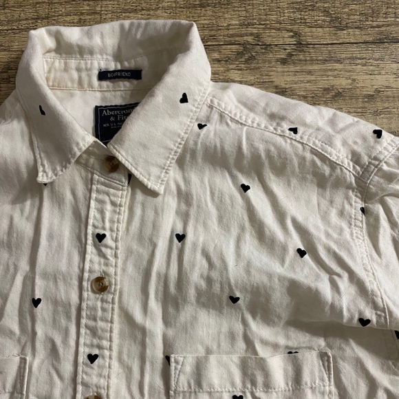 White with Black Heart A&F Boyfriend Button Down - Picture 1 of 6